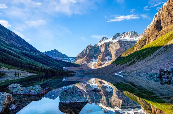 Vandra Till Glaciärtäckta Mount Quadra Tröstsjön Nära Moraine Lake Banff — Stockfoto