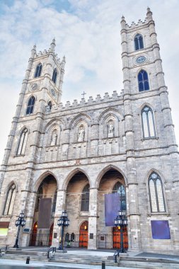 Montreal, Quebec, Kanada 'da bulunan tarihi Notre-Dame Bazilikası. Gotik stil Kilise, 1829 yılında inşa edildiğinde Kuzey Amerika 'nın en büyük kilisesiydi. Dikey yönelim.