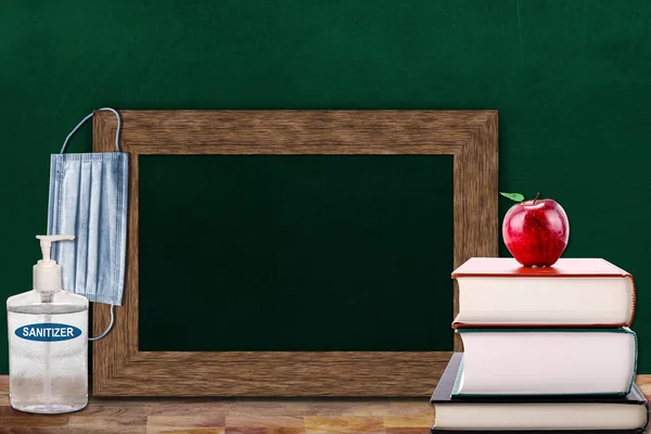 Covid 19新的师范教育在课堂环境中重新树立了学校的观念 展示了带有复制空间和面罩的框架板 洗手工具 书本和放在木制桌子上的苹果 — 图库照片