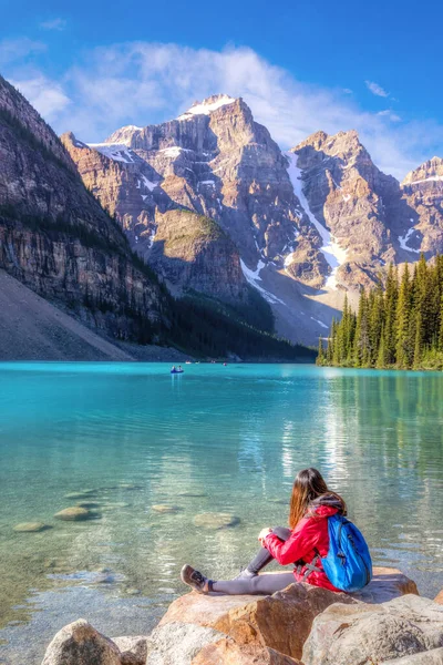 Dziewczyna Ciesząca Się Turkusowym Jeziorem Moraine Canadian Rockies Banff National — Zdjęcie stockowe