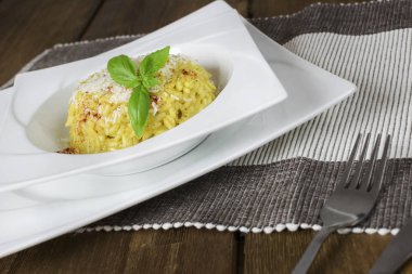 İtalyan risotto alla milanese safran beyaz plaka ile. 