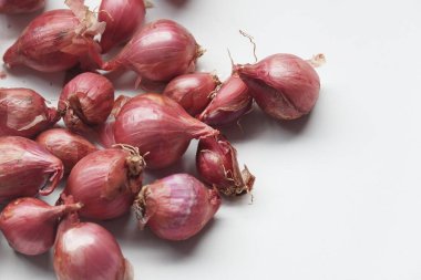 Kırmızı soğanlar beyaz izole arkaplanda kapanıyor