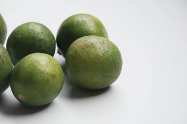 Limon turuncu beyaz izole arkaplan