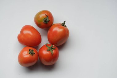 Beyaz izole arkaplanda kırmızı domatesler