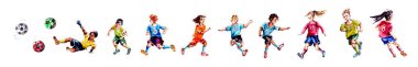 Beyaz arka planda izole edilmiş bir şekilde futbol oynayan çocukların suluboya çizimleri.