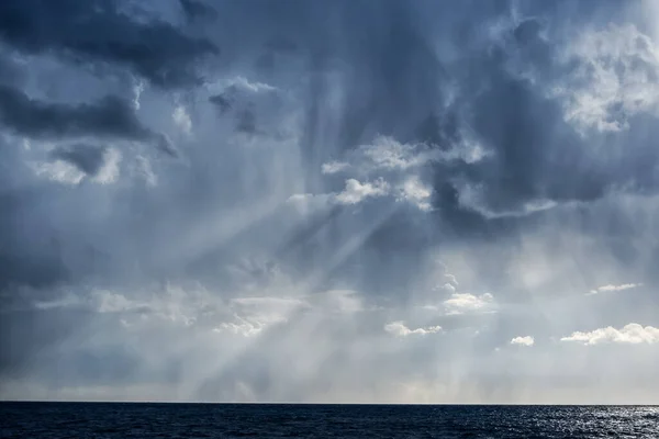 Les Rayons Soleil Traversent Les Nuages Pluie Sur Mer Noire — Photo