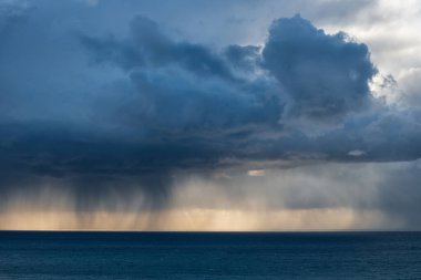 Karadeniz üzerinde kara bulutlar ve yağmur