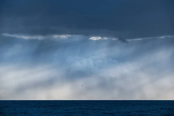 Raios Sol Rompem Nuvens Escuras Chuva Sobre Mar — Fotografia de Stock