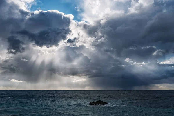 Rayos Sol Través Nubes Lluvia Oscura Sobre Mar — Foto de Stock