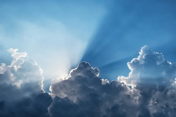 Rayos Sol Través Una Nube Cúmulos Oscuros Cielo Azul — Foto de Stock