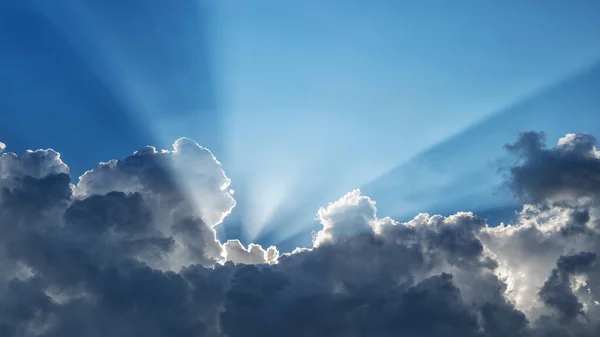 Rayos Sol Detrás Nubes Oscuras Cielo Azul Horizontalmente Panorámicas — Foto de Stock