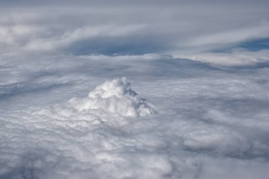 Resimli, dokulu, yoğun bulut örtüsünün üst görünümü