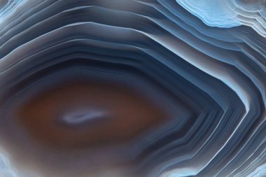 Beyaz eşmerkezli kırmızı ve mavi rengin tam ekran dokusu