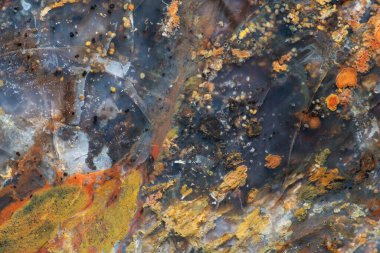 Kırık kırmızı-sarı Jasper 'ın tam ekran dokusu, şeffaf kalsedon ve çeşitli içeriklerle.