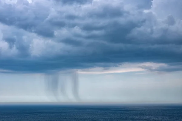 Pequena Chuva Sobre Mar Uma Nuvem Escura — Fotografia de Stock