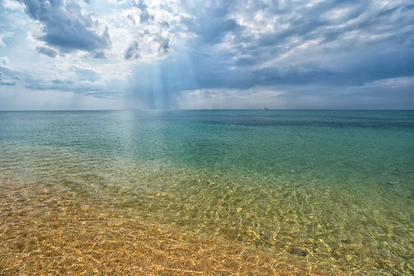 Transparentes Türkisfarbenes Meer Mit Dramatischem Bewölkten Himmel Mit Sonnenstrahlen — Stockfoto