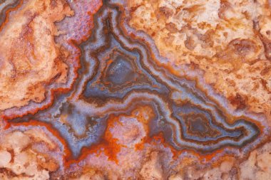Doğal taştan arka plan. Hayalet kuvars kristalleri ile eşmerkezli kırmızı-mavi bir yapının süpermakro görüntüsü