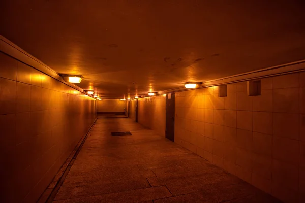 Moderno Passaggio Sotterraneo Con File Lanterne Arancioni — Foto Stock