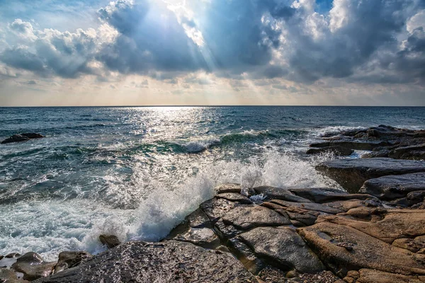 Les Vagues Mer Brisent Sur Rivage Rocheux Sauvage Sous Ciel Image En Vente