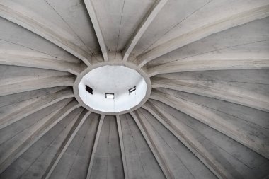 Eski endüstriyel bir binada eski kirli beton kubbe