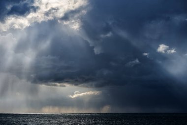 Karadeniz 'in üzerinde sonbahar fırtınası yağmur ve güneş ışınlarıyla