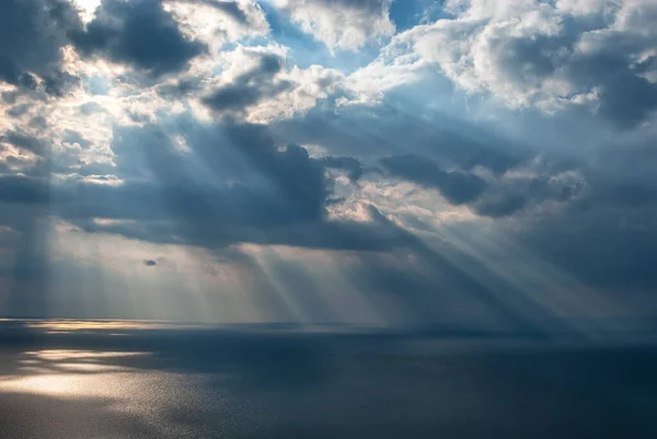 Rayos Sol Través Nubes Oscuras Sobre Mar Con Reflejo — Foto de Stock