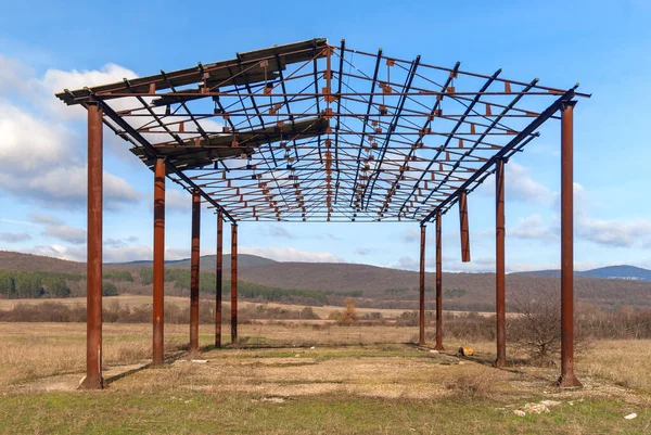 Struttura Metallo Arrugginito Edificio Industriale Abbandonato Paesaggio Collinare — Foto Stock