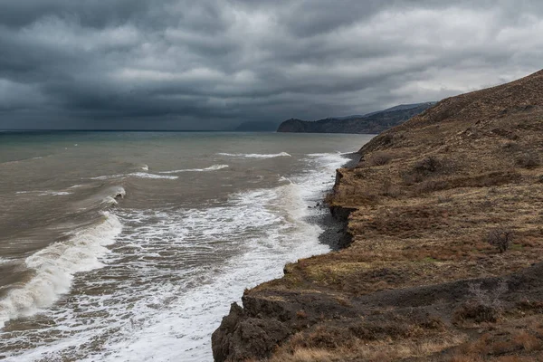 Kırım 'daki kasvetli kara bulutların altında fırtınalı bir Karadeniz' in ıssız kıyıları.