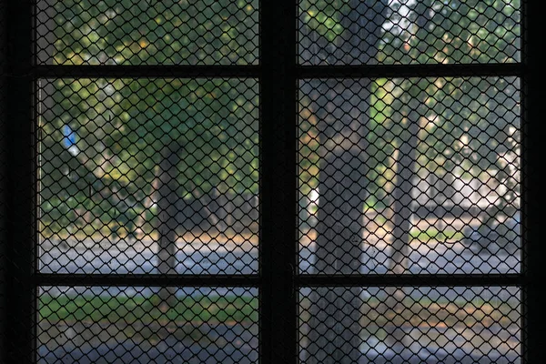 Blick Auf Eine Abstrakte Verschwommene Stadtlandschaft Durch Ein Schmutziges Fenster — Stockfoto