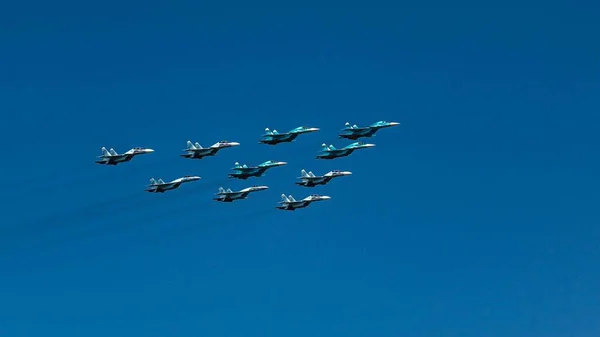 승리의 열병식에 러시아 연방의 육군의 비행기는 — 스톡 사진