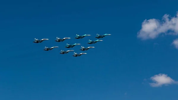승리의 열병식에 러시아 연방의 육군의 비행기는 — 스톡 사진
