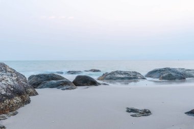 Yazın ılık denizin kıyısındaki güzel kıyı taşları