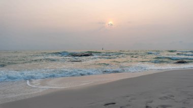 Yazın ılık denizin kıyısındaki güzel kıyı taşları