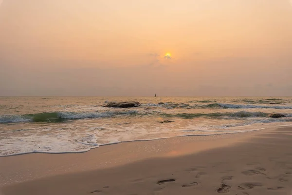 Amanhecer Costa Mar Quente Com Uma Bela Vista Das Pedras — Fotografia de Stock