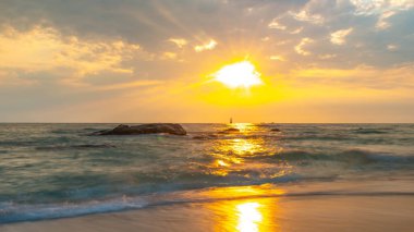 Sahilde renkli bir gün doğumu