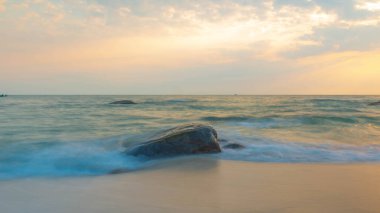 Sahilde renkli bir gün doğumu