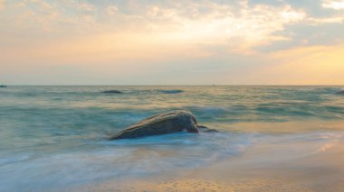 Sahilde renkli bir gün doğumu