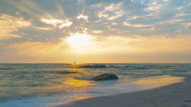Sahilde renkli bir gün doğumu
