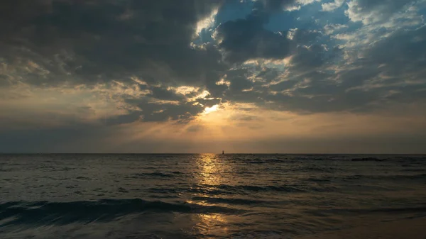 Kleurrijke Zonsopgang Het Strand Rechtenvrije Stockafbeeldingen