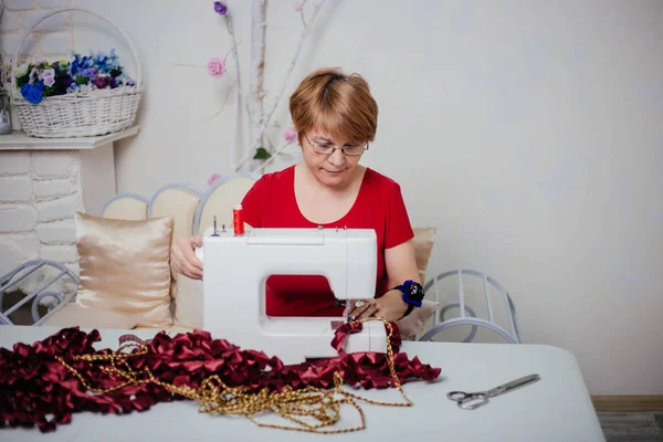 Швея Красной Одежде Пришивает Швейную Машинку Atelier Процесс Пошива — стоковое фото
