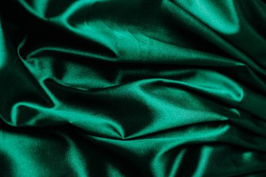 Yeşil kumaş kıvrımları. perdelik. ipek Parlatıcı. Dikiş