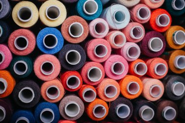 Makaraları iş parçacığı. Birçok renkli konu kutusunda. Doku dikiş aksesuarları. dikiş Studio