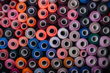 Makaraları iş parçacığı. Birçok renkli konu kutusunda. Doku dikiş aksesuarları. dikiş Studio