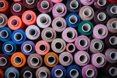 Makaraları iş parçacığı. Birçok renkli konu kutusunda. Doku dikiş aksesuarları. dikiş Studio