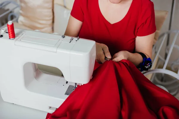 Seamstress Woman Red Clothes Sews Sewing Machine Atelier Process Tailoring — Stock Photo, Image