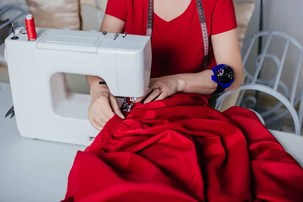 Seamstress Woman Red Clothes Sews Sewing Machine Atelier Process Tailoring — Stock Photo, Image