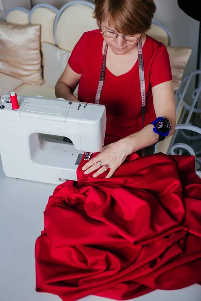 Seamstress Woman Red Clothes Sews Sewing Machine Atelier Process Tailoring — Stock Photo, Image