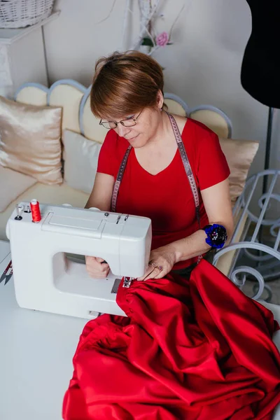 Seamstress Woman Red Clothes Sews Sewing Machine Atelier Process Tailoring — Stock Photo, Image