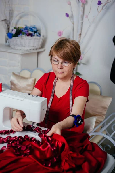 Seamstress Woman Red Clothes Sews Sewing Machine Atelier Process Tailoring — Stock Photo, Image