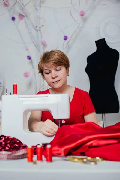 Švadlena Žena Červené Šaty Šije Šicí Stroj Atelier Individualizace — Stock fotografie